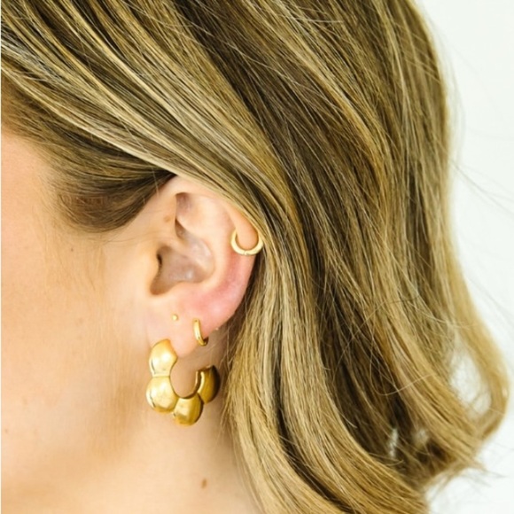 HEY JUNE Gold Scalloped Earrings - Picture 2 of 2